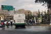 Autobús se lleva parador, postes y teléfono en Paseo Tollocan