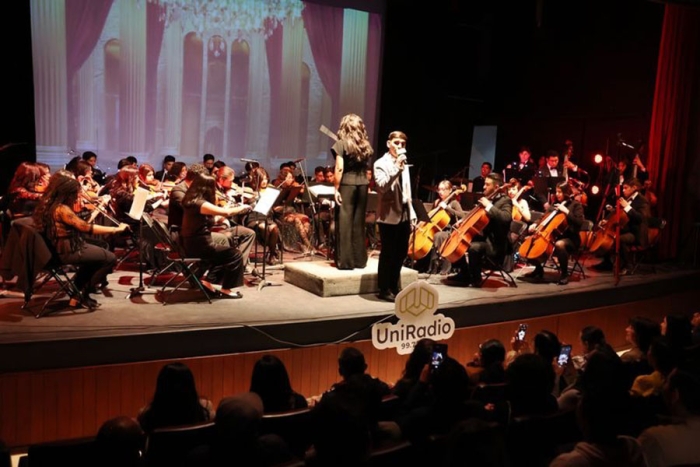 La orquesta contó con la participación de cuatro cantantes que deleitaron a la audiencia con su actuación