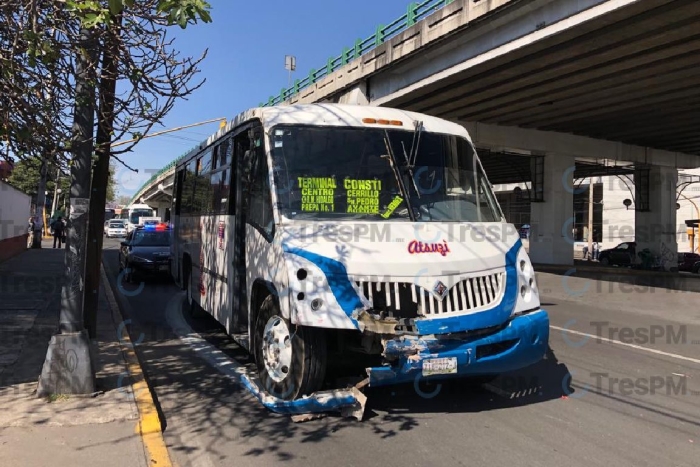Autobús embiste automovilista en Urawa y Paseo Tollocan