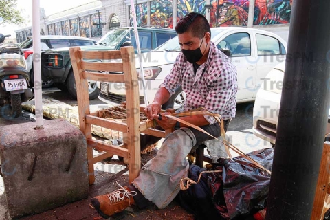 Don Juan mantiene vivo el oficio de reparar sillas con tule
