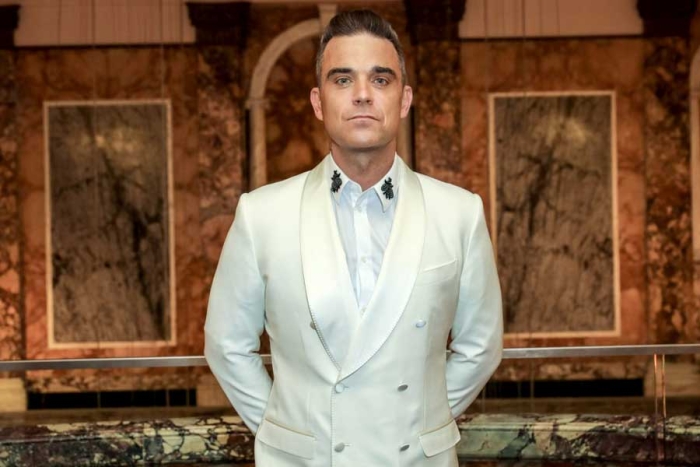 Robbie Williams subastará tres piezas de su colección de Bansky