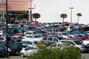 Saturan centros comerciales por compras navideñas