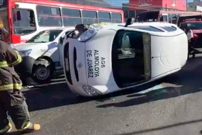 Se accidenta camioneta del ayuntamiento de Toluca; una mujer lesionada