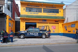 Hombre muere mientras trabajaba en refaccionaria de Toluca