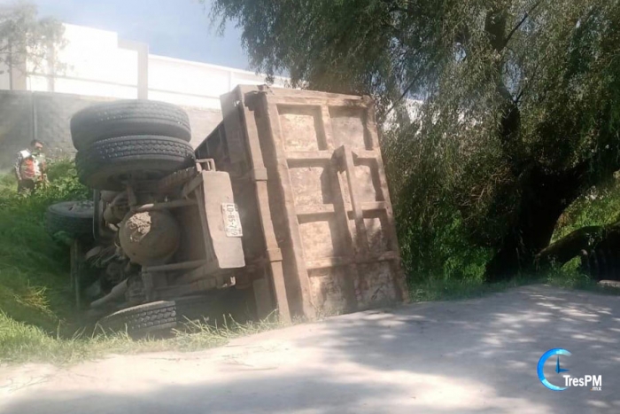 Vuelca camión del Ayuntamiento de Toluca, su operador resultó lesionado