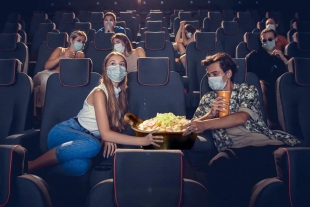 ¡Increíble! Familia mete una olla de pozole para comer en el cine