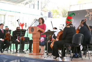 La rectora Paty Zarza encabezó el primer concierto de navidad, a cargo de la Orquesta de Cámara de la UAEMéx.