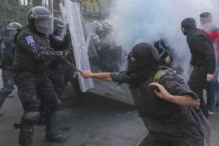 Hubo manifestantes que fueron retirados en camillas,