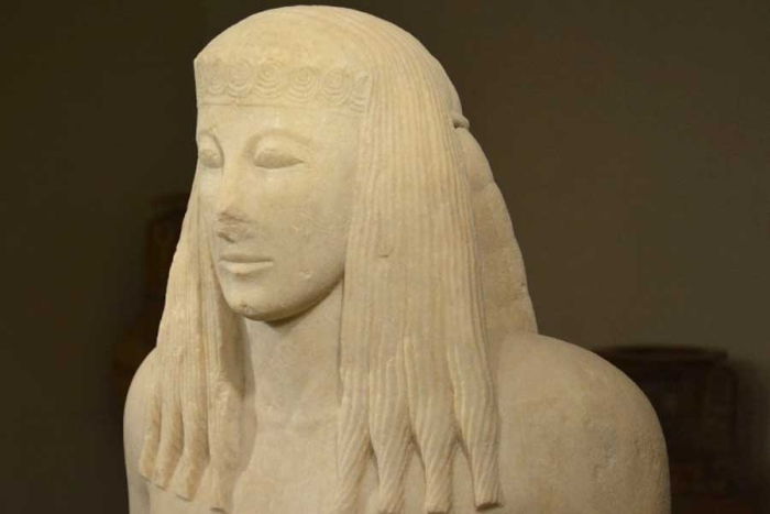 Grecia exhibe una estatua 'casi intacta' de 2 mil 700 años de antigüedad