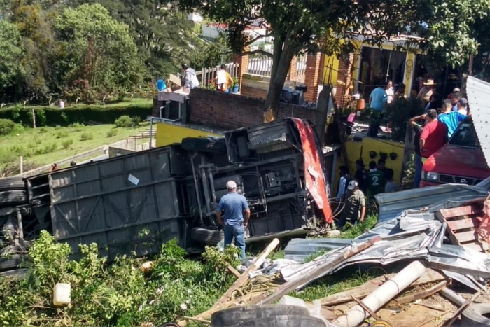 Dos personas muertas y 20 heridas por volcadura de camión