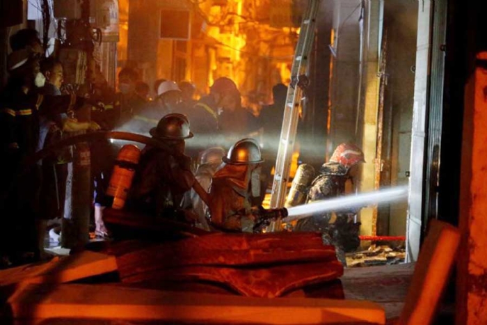 Decenas de muertos en el incendio de un edificio en Vietnam