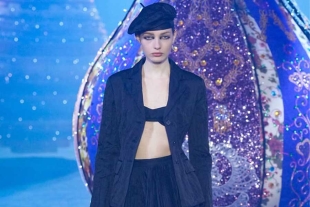 Miss Dior se rebela con un armario ultrafemenino en París