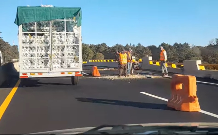 A menos de una semana de abierto, puente vehicular de Amecameca ya está en reparación