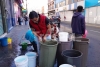 Después de 20 días sin agua habitantes del centro de Toluca, logran juntar para una pipa