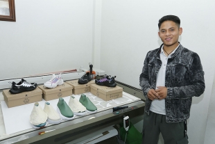 Joven emprendedor de la UAEM lanza su propia marca de tenis