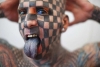 Hombre con 848 cuadrados tatuados en el cuerpo consigue récord Guinness