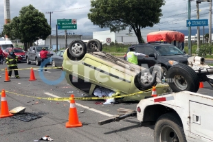 Vuelca auto compacto en Bulevar Aeropuerto; hay una persona muerta