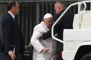 Hospitalizan al Papa Francisco en Roma tras su audiencia en El Vaticano