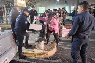 Policías reparten café y pan a familias fuera de hospitales en Toluca
