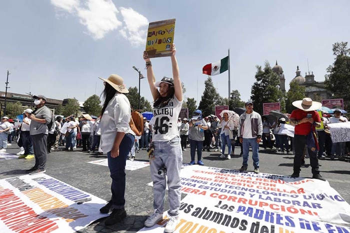 A la marcha se unieron padres de familia, quienes se mostraron preocupados ante la situación