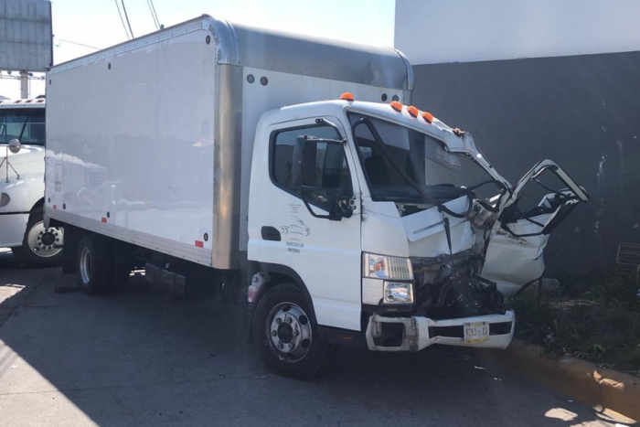 Una persona lesionada y fuerte caos vial por accidente de camioneta en Paseo Tollocan