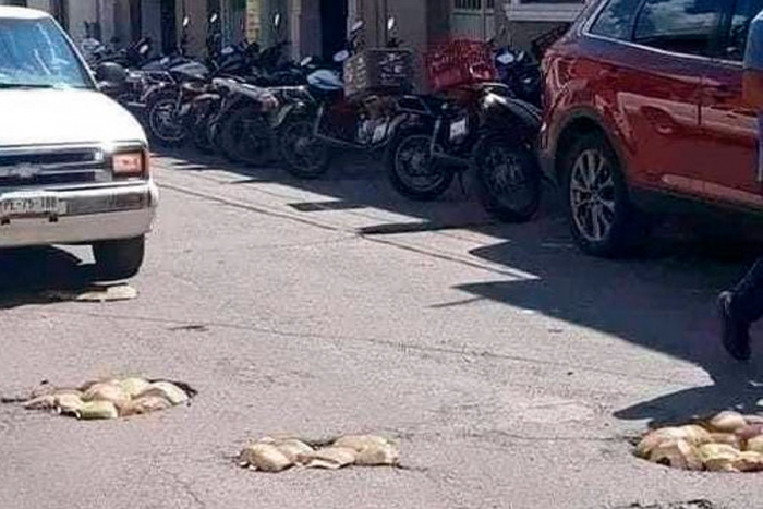 Tapan baches con cocos en las calles de Nayarit