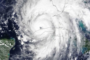 El huracán Otis toca tierra en México con una fuerza máxima de categoría 5