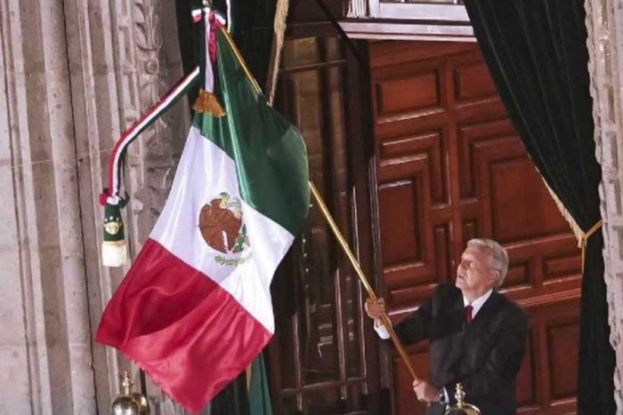 AMLO, en el ‘Grito’ de Independencia: “¡Muera la corrupción, la avaricia, el racismo y la discriminación!”