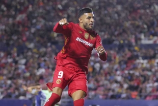 El dominio escarlata se reflejó al 28’, cuando Alexis Vega marcó con un disparo cruzado tras asistencia de Nico Castro.