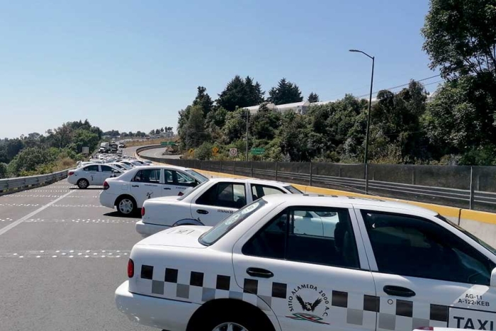 Por más de 10 horas taxistas bloquean el Sur del Estado de México