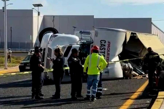 Tráiler vuelca en la Toluca–Naucalpan; rapiña obliga a cerrar la vía
