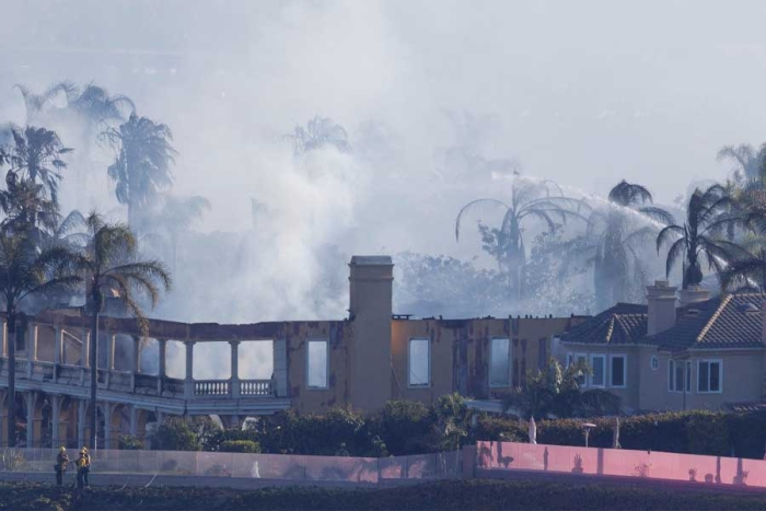 Incendio forestal devora casas de lujo frente al océano en California