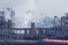 Incendio forestal devora casas de lujo frente al océano en California