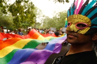 Orgullo LGBTI: Despenalizar la homosexualidad, clave en la lucha contra el sida