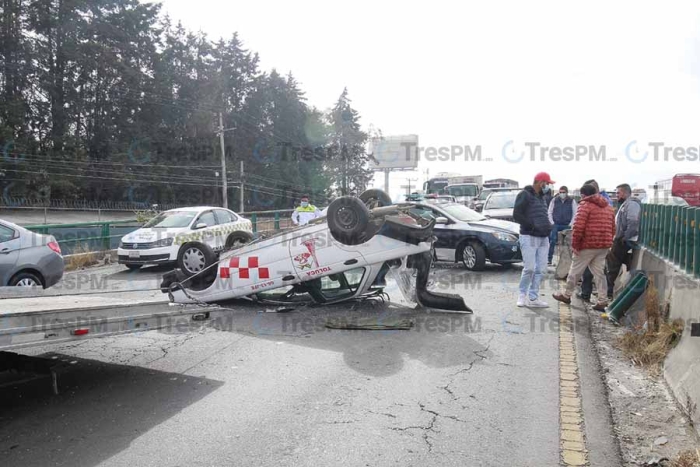 Camioneta provoca volcadura de taxi; sólo hubo daños materiales