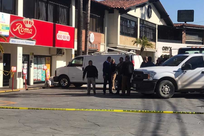 Abandonan camioneta con 6 cuerpos en plaza de Tijuana