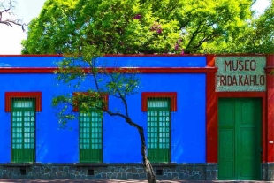 “Un lugar lleno de lugares”, la exposición que conmemora los 65 años de la casa azul de Frida Kahlo