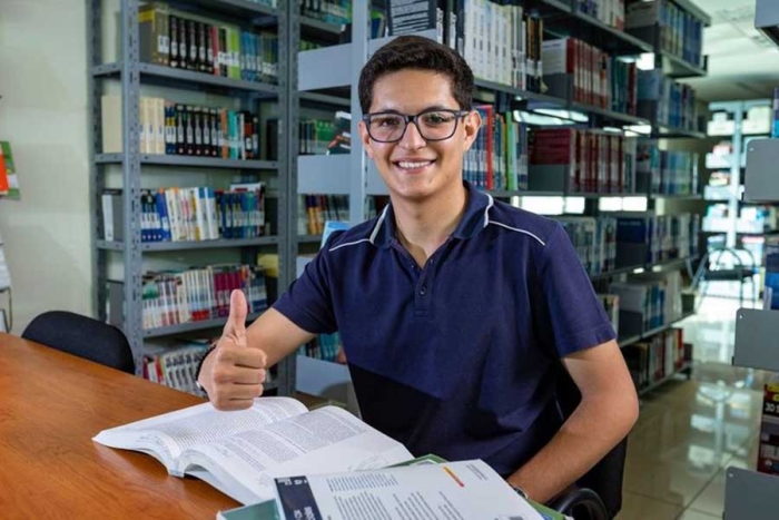 David Huitrón, estudiante UAEMéx, reconocido por su activismo social; participa en recolección de ropa y juguetes en época navideña