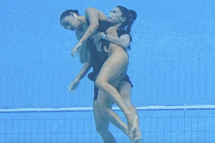 Nadadora se desmaya en plena competencia; su entrenadora entra a rescatarla