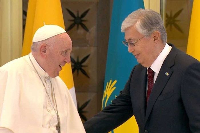 El papa Francisco llegó a Kazajistán para una visita de tres días