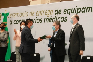 Alfredo Barrera entregó equipamiento a 22 consultorios médicos de la UAEM