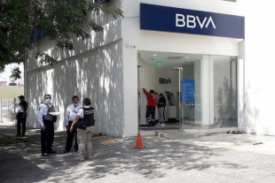 Balean a policía en asalto a banco