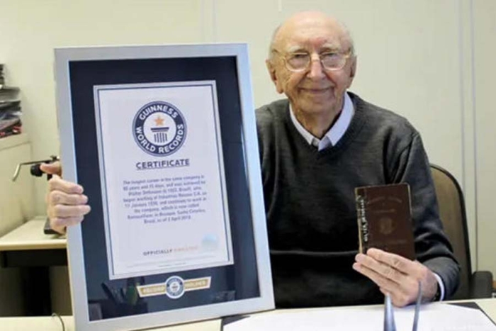 Un hombre de 100 años batió el récord Guinness de más tiempo empleado en la misma empresa