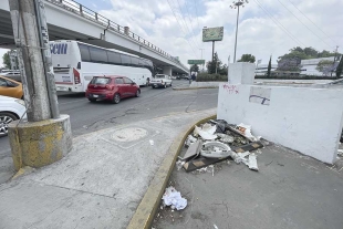 Llenas de basura lucen calles de Toluca
