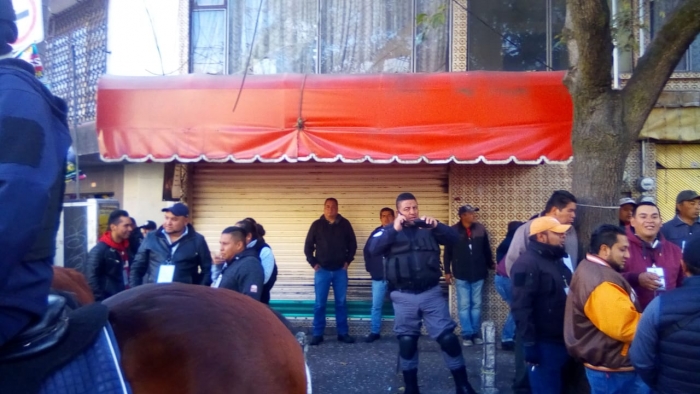 Enfrentamiento entre comerciantes y policías en el Mercado Juárez