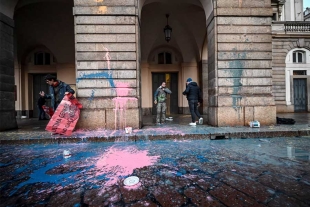 Activistas son detenidos por tirar pintura a la fachada del teatro La Scala en Milán