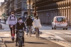 Francia ofrece bicicletas eléctricas a cambio de autos viejos para reducir emisiones