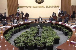 &quot;Plan B&quot; de reforma electoral es promulgado, cesa de inmediato a mando del INE