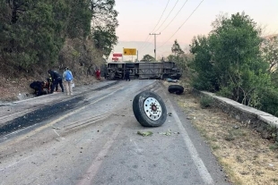 La vía quedó cerrada en su totalidad ya que el camión obstruyó todos los carriles al momento del accidente.