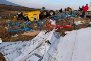 El conductor del tráiler fue auxiliado por otros transportistas que circulaban por la zona y solo presentó lesiones leves.